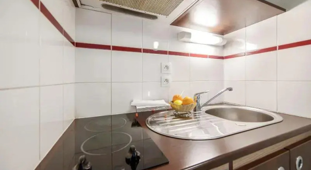 Трёхместный номер Standard с балконом Comfort Aparthotel Versailles, St Cyr lEcole