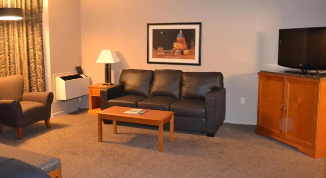 Двухместный клубный номер Deluxe Royal Hotel West Edmonton, Trademark Collection by Wyndham