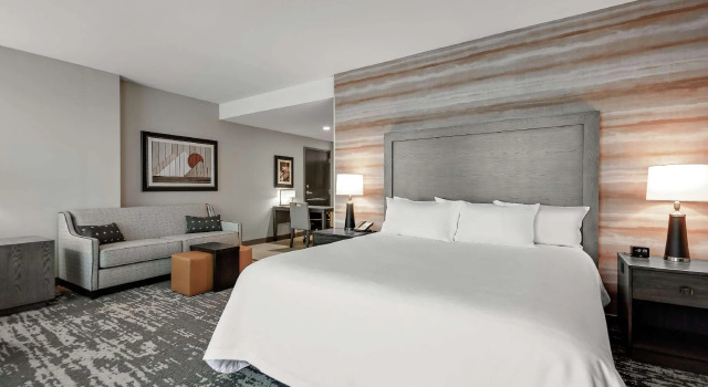 Двухместный люкс c 1 комнатой Embassy Suites by Hilton Jonesboro Red Wolf Convention Center
