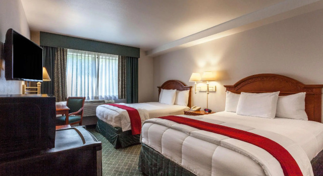 Четырёхместная студия Baymont INN & Suites by Wyndham