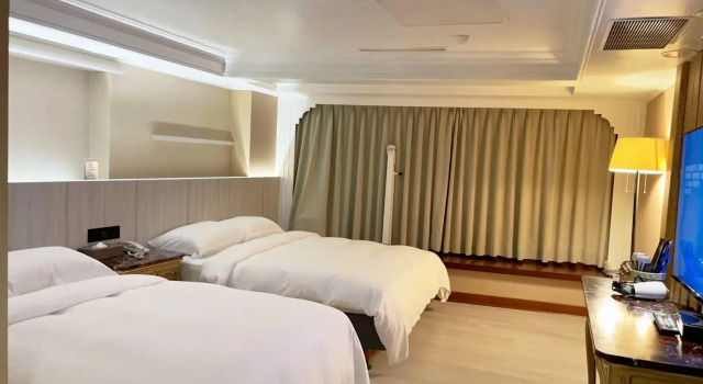 Четырёхместный номер Standard JBG Hotspring Resort Hotel