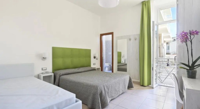 Четырёхместный номер Standard с балконом и с видом на море Hotel Nuovo Tirreno