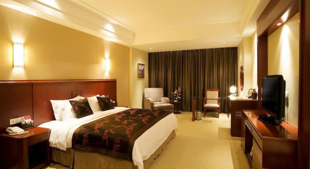 Люкс Ramada Plaza Chongqing West Hotel