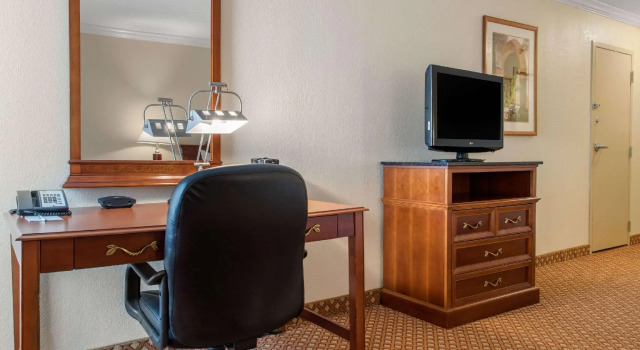 Двухместный номер Standard Quality Hotel Conference Center Cincinnati Blue Ash