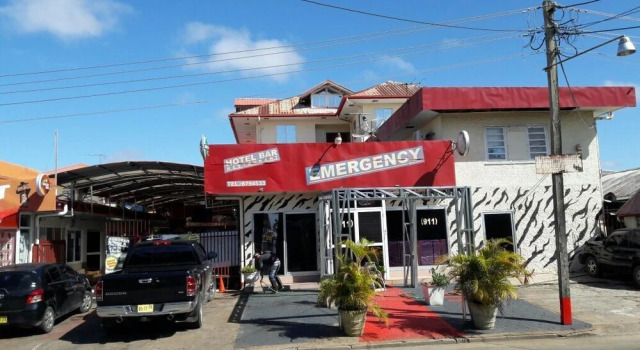Hotel Bar Restaurant Emergency 911 STO LK GROUP, Buchen Sie Hotel Hotels in Paramaribo mit Frühstück, in der Nähe von Waterkant, Frühstück