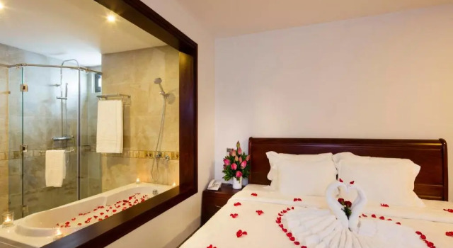 Двухместный номер Deluxe с балконом и с видом на море Red Sun Nha Trang Hotel