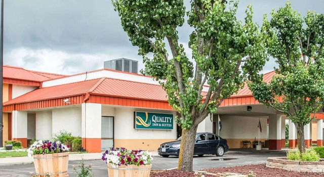 Четырёхместный номер Standard Quality Inn & Suites Kansas City I-435N Near Sports Complex