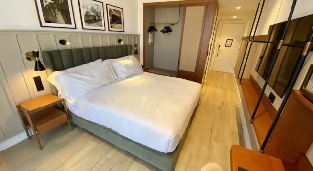 Двухместный номер Deluxe с балконом Via Sants Hotel Barcelona, Tapestry Collection By Hilton