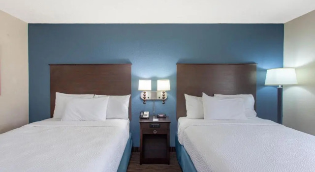 Четырёхместный номер Standard AmericInn by Wyndham Mankato Event Center near MSU