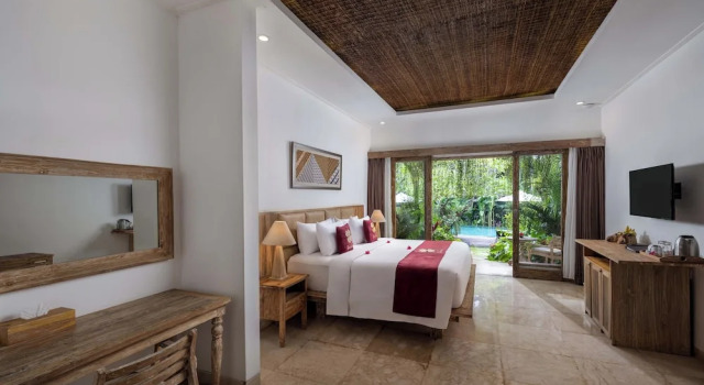 Номер Deluxe с балконом и с видом на бассейн The Kalyana Ubud Resort