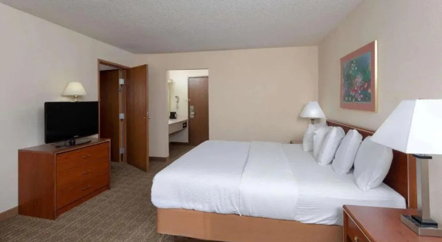 Двухместный номер Deluxe Norwood Inn & Suites By BlissPoint