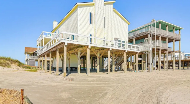 Beachfront Home w/ Deck + Views in Freeport!, Rezervovat Rekreační dům San Luis Spojené státy americké, poblíž San Luis Pass County Park
