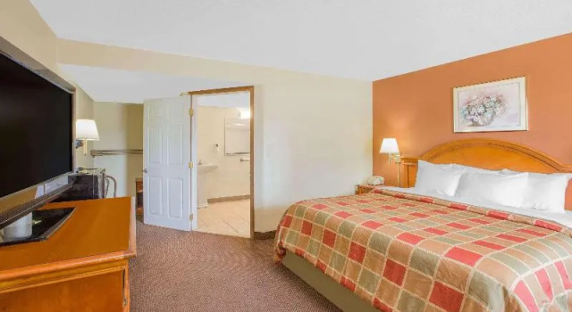 Двухместный номер Standard с балконом Days Inn and Suites by Wyndham Port Huron