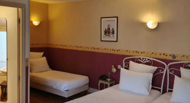Трёхместный номер Standard Logis Hôtel Le Plantagenêt