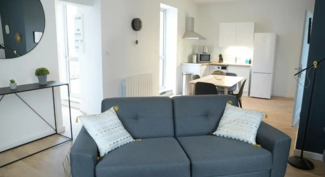 T2 de 55m2 avec toit terrasse, hyper centre, wifi, Netflix, draps, savons et serviettes fournis, Забронировать Отель Коньяк Charente, рядом с Парк Франциска I