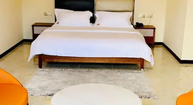 Полулюкс Colony Club Resort & Casino (The old Palm Spring Resort)