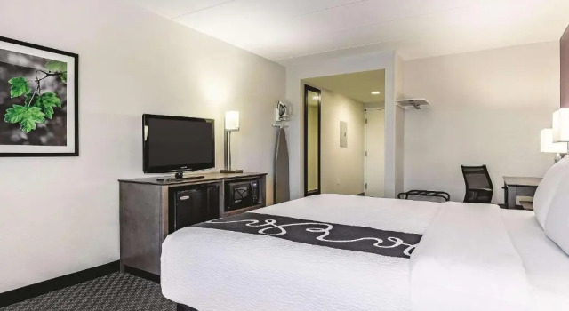 Люкс La Quinta by Wyndham Warwick Providence Airport