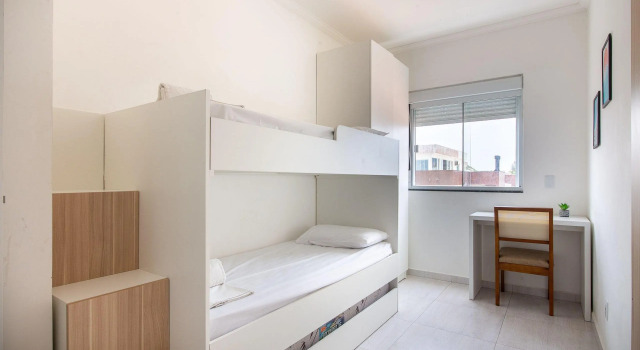 Apto moderno com churrasq. a 600m da praia COM305