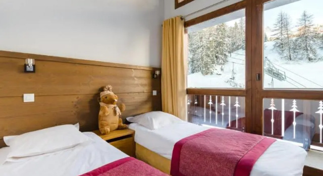 Кровать в общем номере с 2 комнатами с балконом Résidence Lagrange Vacances Les Chalets Edelweiss