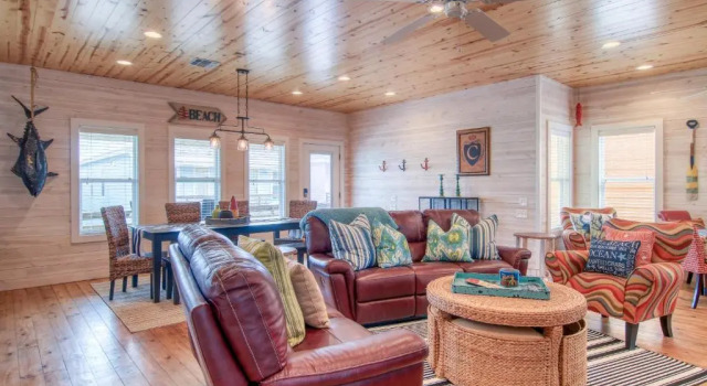 Коттедж Beach Buzz 4 Bedrooms 3 Bathrooms Home
