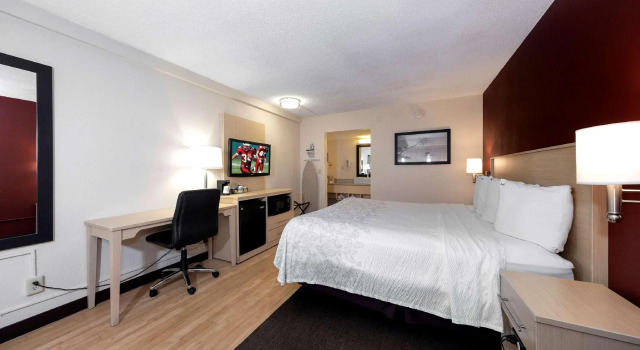 Двухместный номер Superior Red Roof Inn PLUS+ & Suites Naples Downtown-5th Ave S
