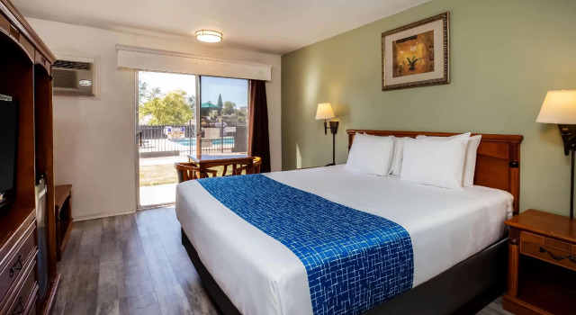 Двухместный номер Standard с видом на бассейн Travelodge by Wyndham Red Bluff South of Redding