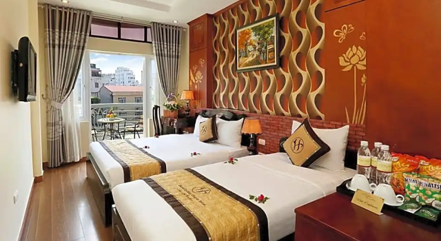 Трёхместный номер Standard с балконом Hanoi Golden Charm Hotel