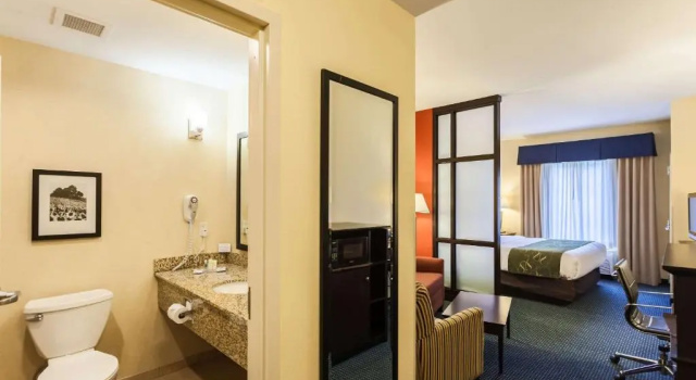 Люкс Comfort Suites East Lincoln - Mall Area