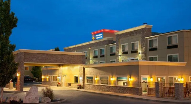 Кровать в общем номере Best Western PLUS Peppertree Airport Inn
