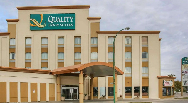 Кровать в общем номере Quality Inn & Suites