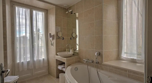 Двухместный номер Standard с балконом Logis Hôtel de Paris