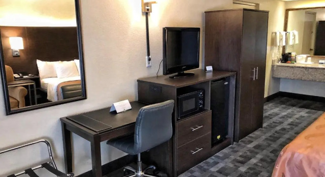 Четырёхместный номер Standard Quality Inn Riverside near UCR and Downtown