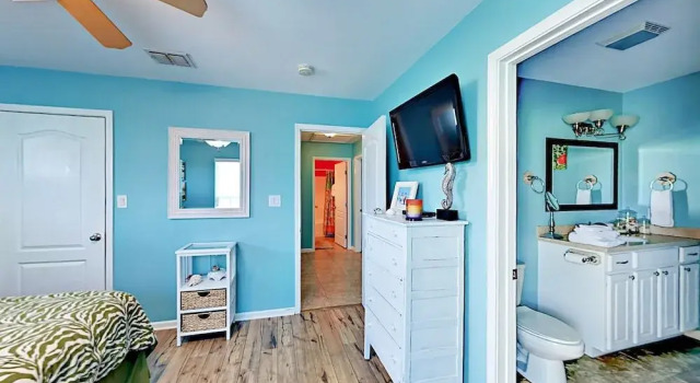 3BR 2BA 1.5 Blocks to Beach by RedAwning