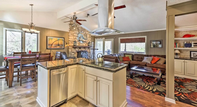 Коттедж Holiday Island Home: Hot Tub & Wood Stove