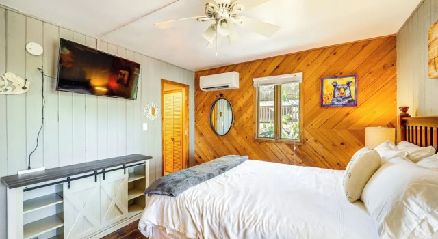 Near Lake + Trails: Rustic Newland Cabin w/ Deck!, Đặt Nhà nghỉ dưỡng Newland 