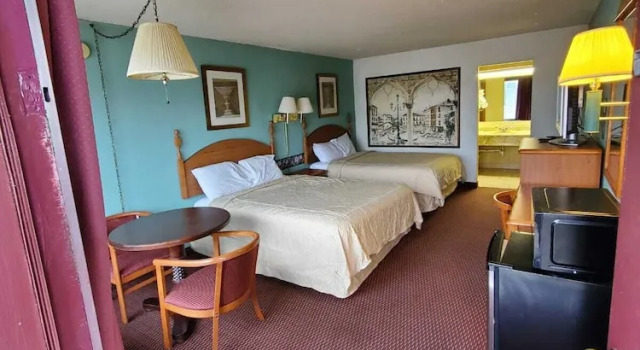 Четырёхместный номер Standard Gray Plaza Motel West Frankfort