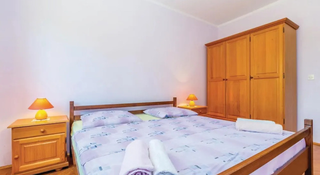 Nice Home in Malinska With Wifi and 3 Bedrooms, Varaa Hotelli Hotellit Kvarner Islands uima-altaalla, Uima-allas