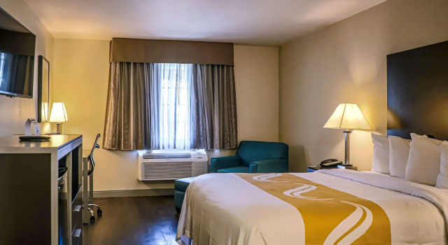Quality Inn & Suites Camarillo - Oxnard, Rezervovat Hotel Oxnard Kalifornie