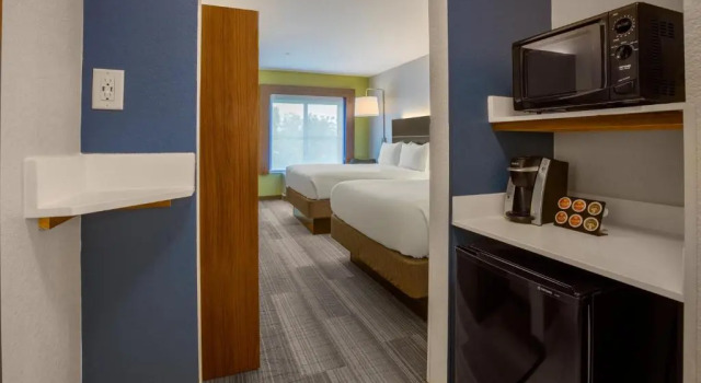 Четырёхместный номер Standard Holiday Inn Express Hotel & Suites Dallas - Grand Prairie I-20 by IHG