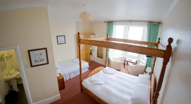 Семейный номер Standard Queensbridge Hotel