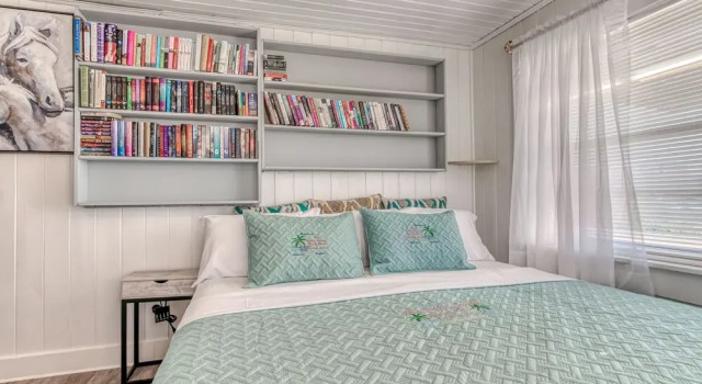 The Cotton Candy Beach House 3 Bedroom Cottage by Redawning, Book Feriehus Sommerhuse i Alabama, Hytte