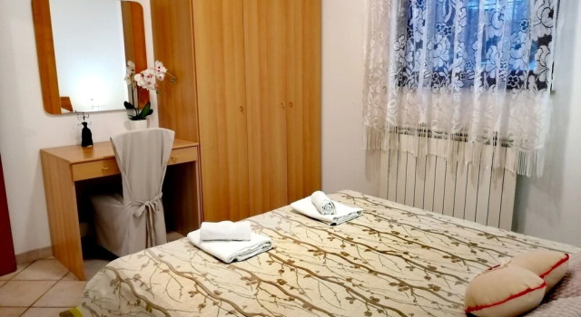 Rooms and Apartment Lea