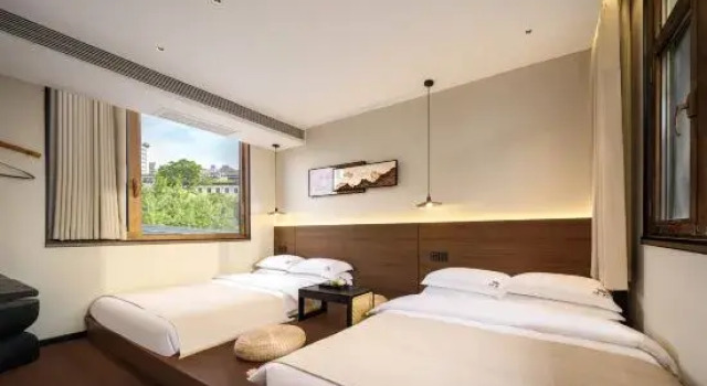 Трёхместный люкс с 2 комнатами Zenyard Courtyard Accommodation (Zhonglou Subway Station, Huimin Street, Xi'an)