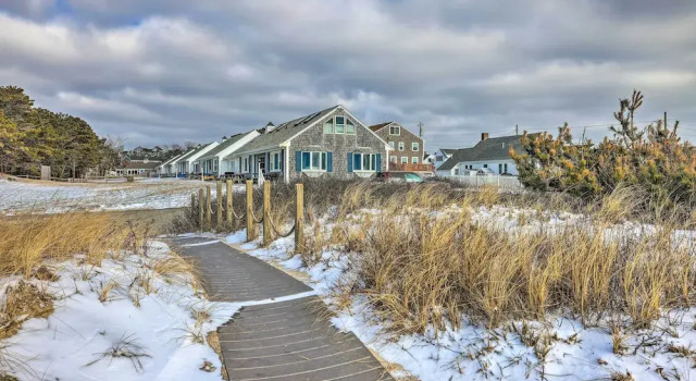 Апартаменты Cape Cod Retreat w/ Gas Grill, Steps to Beach