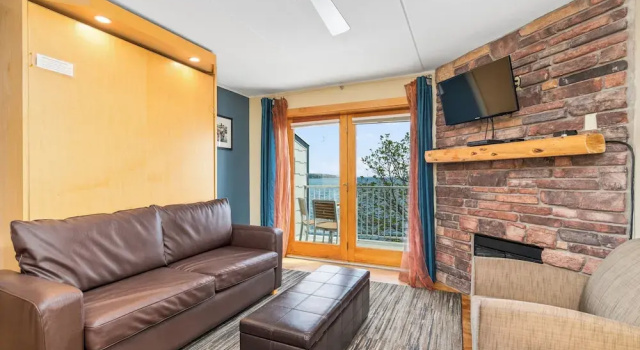 Студия с балконом и с видом на озеро East Bay Suites