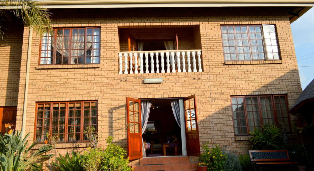 Kairos Home B&B and self-catering Guesthouse Middelburg, Забронировать Апарт-отель Мидделбург Мпумаланга, рядом с Midwater Shopping Centre Middelburg