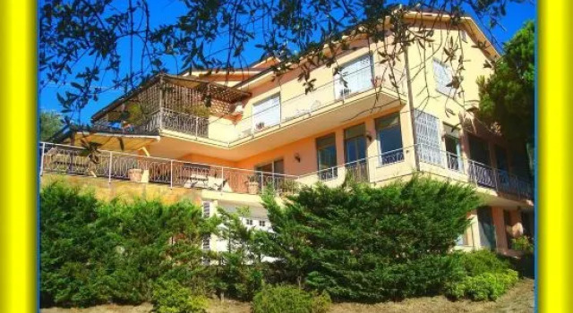 Villa Sole, Забронировать Вилла Отели Сан-Ремо с парковкой, рядом с Пляж Габриэлла, Парковка