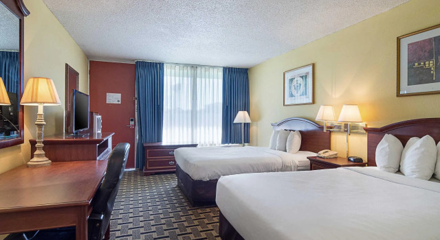 Четырёхместный номер Standard Econo Lodge