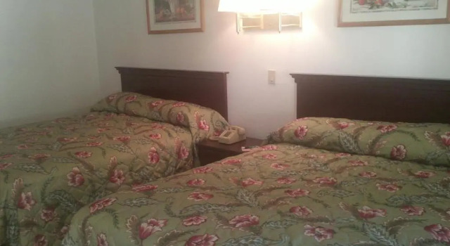 Четырёхместный номер Standard Sunrise Inn