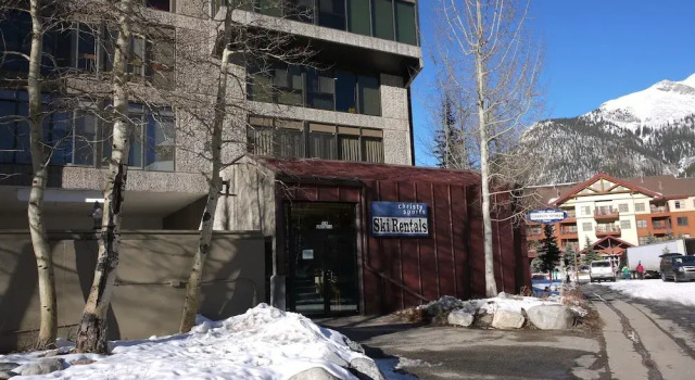 Pet-Friendly Ski in Ski out Condo 30 Second Walk to Lift  - SF204 by RedAwning, Забронировать Апартаменты/квартира Отели Коппер-Маунтин с парковкой, Парковка